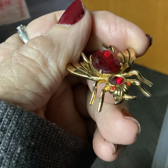 CORO PEGASUS. RED CENTER BEE BROOCH SIGNED ❣️❣️❣️❣️❣️ - Picture 7 of 12